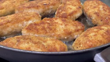 Pirzola, köfteler tavada kızartılır.