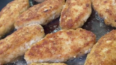 Pirzola, köfteler tavada kızartılır.