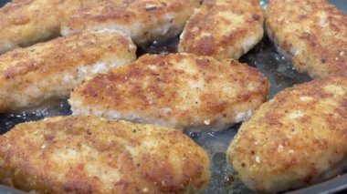 Pirzola, köfteler tavada kızartılır.