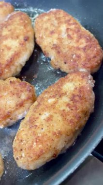 Pirzola, köfteler tavada kızartılır.