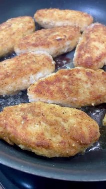 Pirzola, köfteler tavada kızartılır.