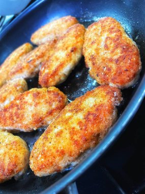 Ukrayna tavuk pirzolası köfteleri tavada kızartılır.
