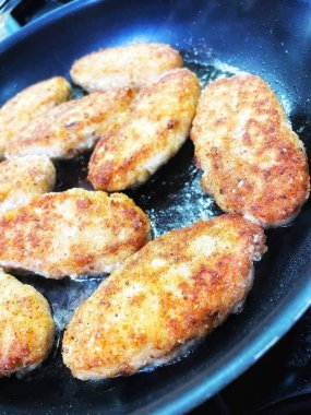 Ukrayna tavuk pirzolası köfteleri tavada kızartılır.