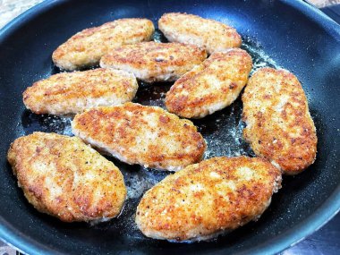 Ukrayna tavuk pirzolası köfteleri tavada kızartılır.