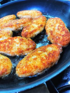 Ukrayna tavuk pirzolası köfteleri tavada kızartılır.