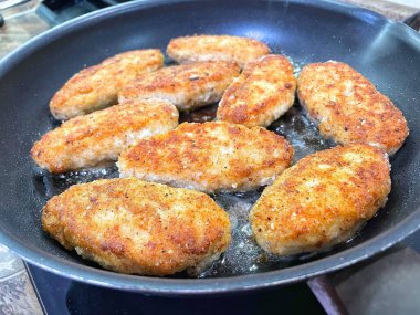 Ukrayna tavuk pirzolası köfteleri tavada kızartılır.