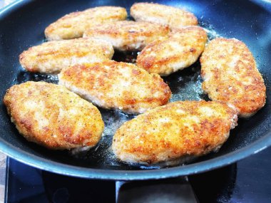 Ukrayna tavuk pirzolası köfteleri tavada kızartılır.