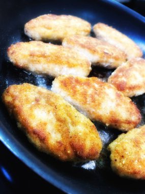 Ukrayna tavuk pirzolası köfteleri tavada kızartılır.