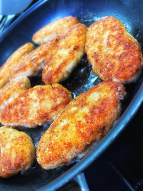 Ukrayna tavuk pirzolası köfteleri tavada kızartılır.