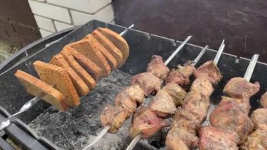 Yazın ızgarada et ve sebze, et, domuz eti, tavuk. 