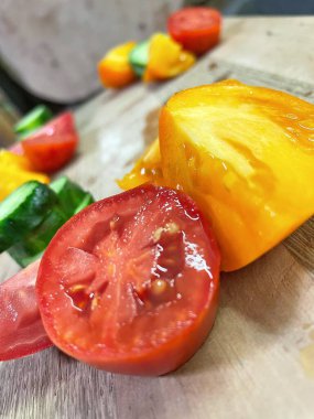 taze organik sebzeler, kırmızı ve sarı domatesler, yeşil salatalık, vegan, ahşap tahtada. 