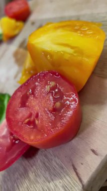 taze organik sebzeler, kırmızı ve sarı domatesler, yeşil salatalık