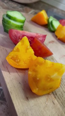 taze organik sebzeler, kırmızı ve sarı domatesler, yeşil salatalık