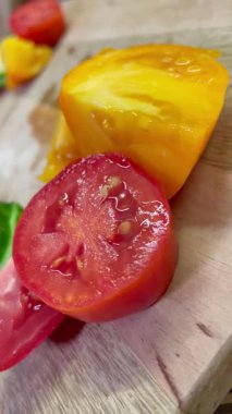 Tahta masada taze sebzeler, domatesler ve salatalıklar. 