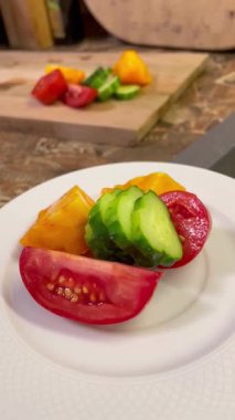 Tahta masada taze sebzeler, domatesler ve salatalıklar. 