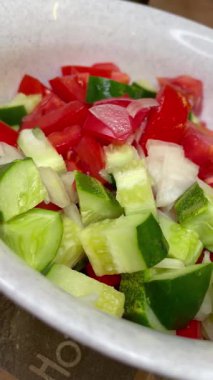 Taze organik salata, soğan, domates, salatalık. 