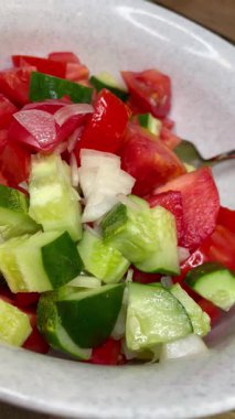 Taze organik salata, soğan, domates, salatalık. 