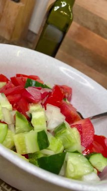 Taze organik salata, soğan, domates, salatalık. 