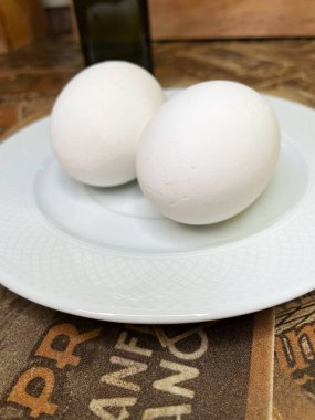 Beyaz tabakta iki tavuk yumurtası, protein, yemek, mutfak. 