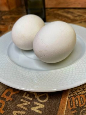 Beyaz tabakta iki tavuk yumurtası, protein, yemek, mutfak. 