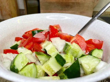 Taze sebze, domatesli organik salata, salatalık ve soğan. 