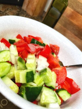 Taze sebze, domatesli organik salata, salatalık ve soğan. 