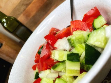 Taze sebze, domatesli organik salata, salatalık ve soğan. 