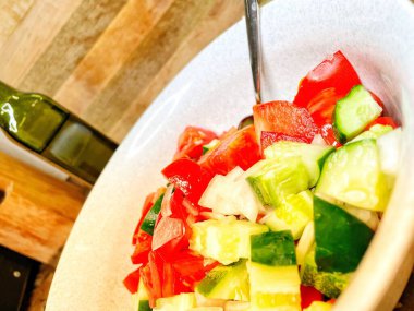 Taze sebze, domatesli organik salata, salatalık ve soğan. 