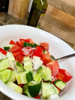 Taze sebze, domatesli organik salata, salatalık ve soğan. 