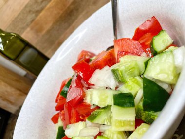 Taze sebze, domatesli organik salata, salatalık ve soğan. 