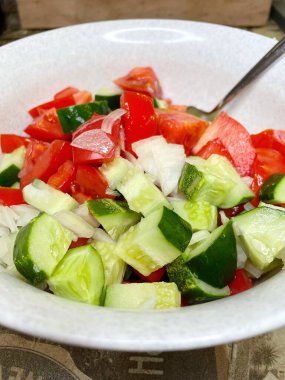 Taze sebze, domatesli organik salata, salatalık ve soğan. 