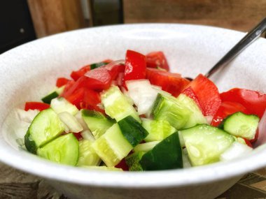 Taze sebze, domatesli organik salata, salatalık ve soğan. 