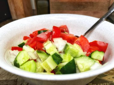 Taze sebze, domatesli organik salata, salatalık ve soğan. 