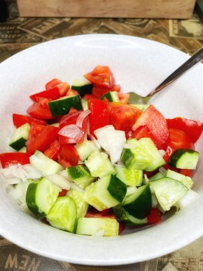 Taze sebze, domatesli organik salata, salatalık ve soğan. 