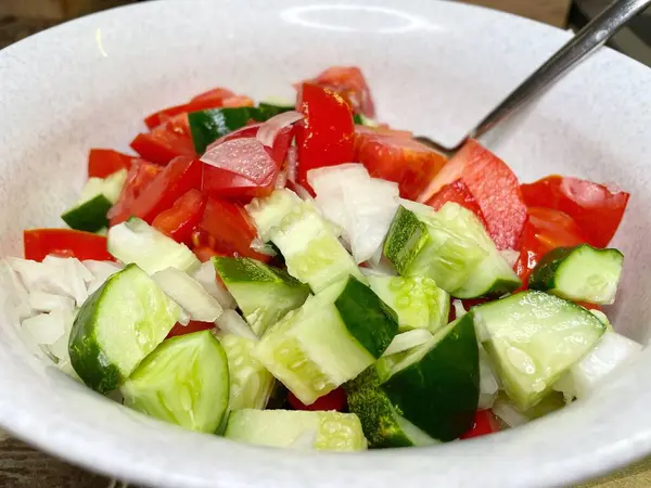 Taze sebze, domatesli organik salata, salatalık ve soğan. 