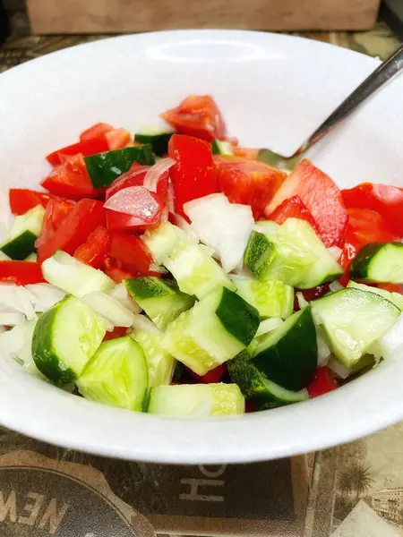 Taze sebze, domatesli organik salata, salatalık ve soğan. 