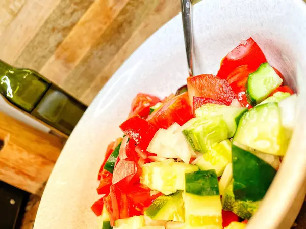 Taze sebze, domatesli organik salata, salatalık ve soğan. 