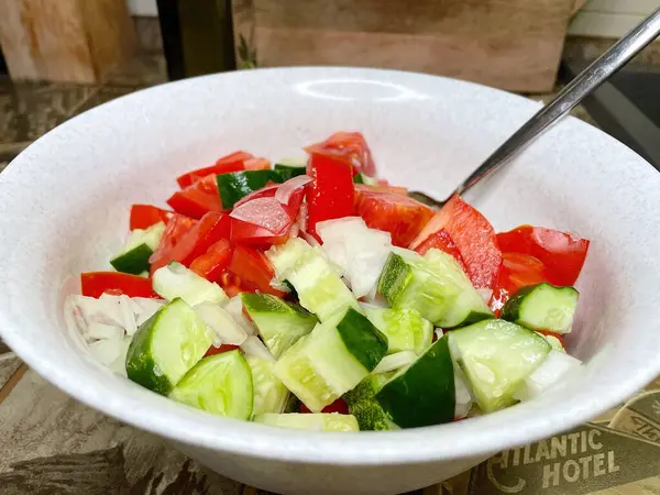 Taze sebze, domatesli organik salata, salatalık ve soğan. 