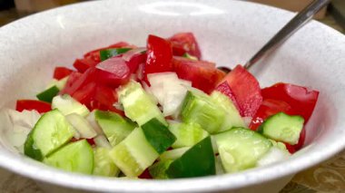 Taze sebze, domatesli organik salata, salatalık ve soğan. 