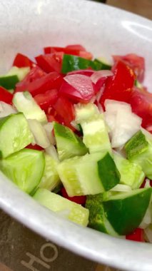 Taze sebze, domatesli organik salata, salatalık ve soğan. 