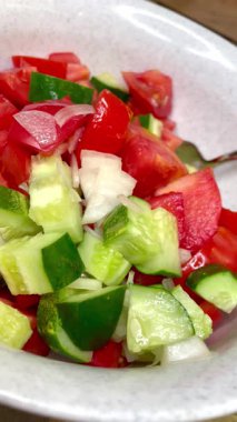 Taze sebze, domatesli organik salata, salatalık ve soğan. 