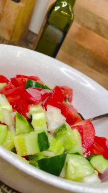 Taze sebze, domatesli organik salata, salatalık ve soğan. 