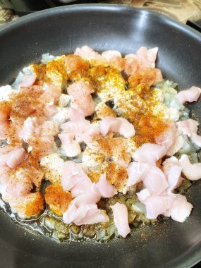 Kızartma tavasında baharatlı tavuk filetosu.