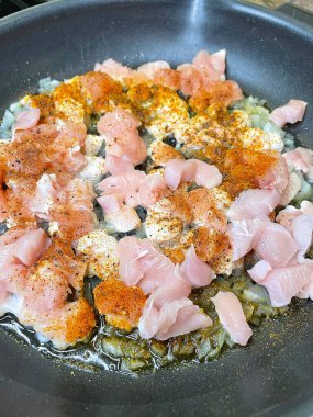 Kızartma tavasında baharatlı tavuk filetosu.