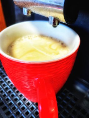 Taze aromalı kahve çekirdekli kırmızı bardak.