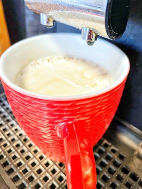 Taze aromalı kahve çekirdekli kırmızı bardak.