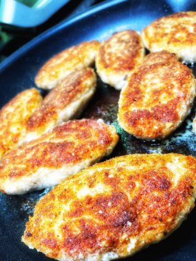 Kızarmış köfte, pirzola kızartma tavasında yağda kızartılır, Ukrayna. 
