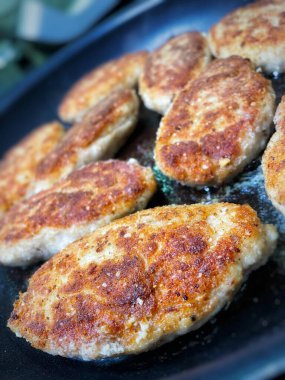 Kızarmış köfte, pirzola kızartma tavasında yağda kızartılır, Ukrayna. 
