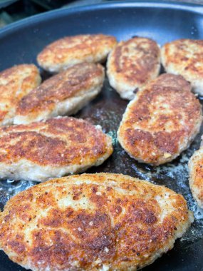 Kızarmış köfte, pirzola kızartma tavasında yağda kızartılır, Ukrayna. 