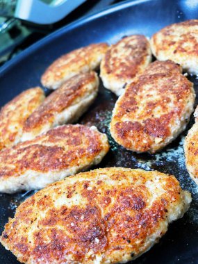 Kızarmış köfte, pirzola kızartma tavasında yağda kızartılır, Ukrayna. 